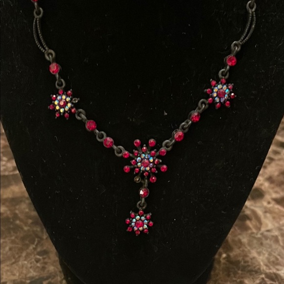 Elegant Black and Red Necklace - Picture 2 of 2